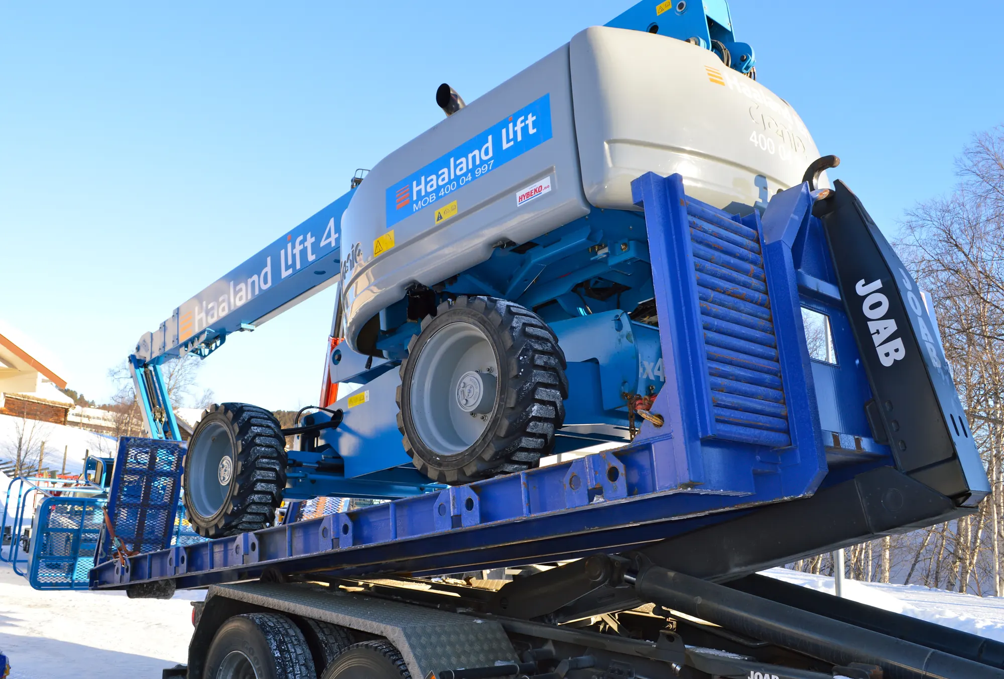 Bomlift på lastebil i vinterlandskap