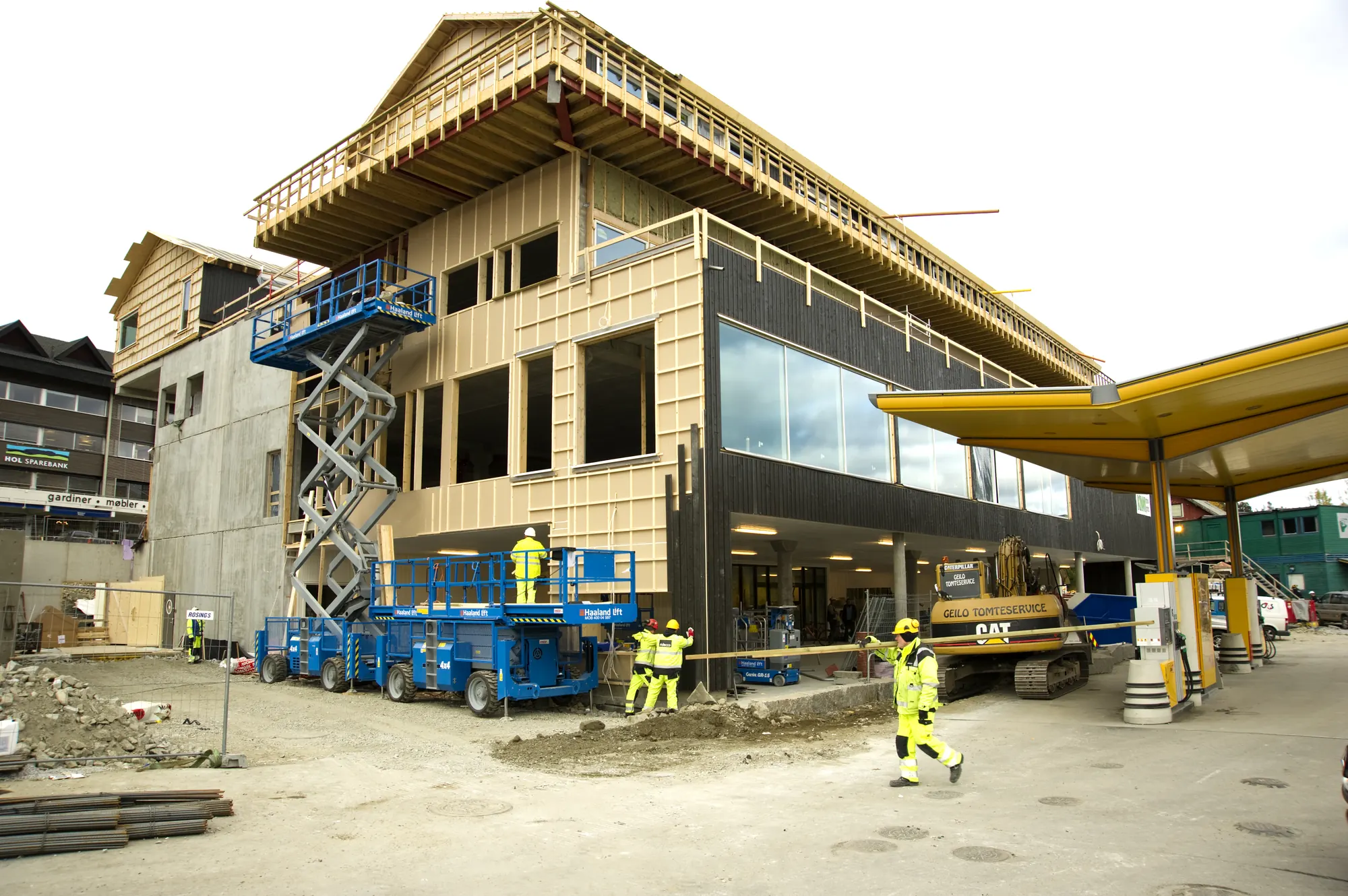 Sakselifter i arbeid på nybygg